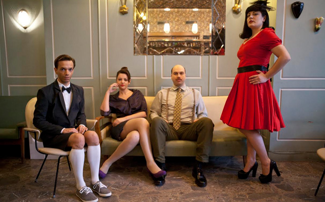 Χοντροί άντρες με φούστες