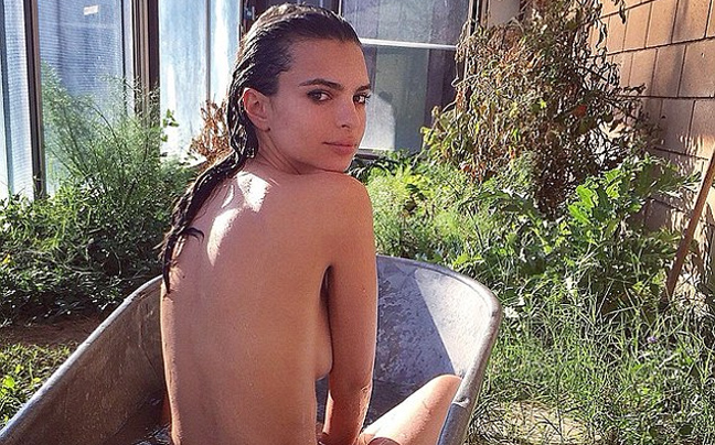 Γυμνή σε μία σκάφη η Emily Ratajkowski