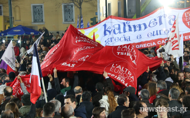 Πανηγυρική ατμόσφαιρα στο περίπτερο του ΣΥΡΙΖΑ στα Προπύλαια