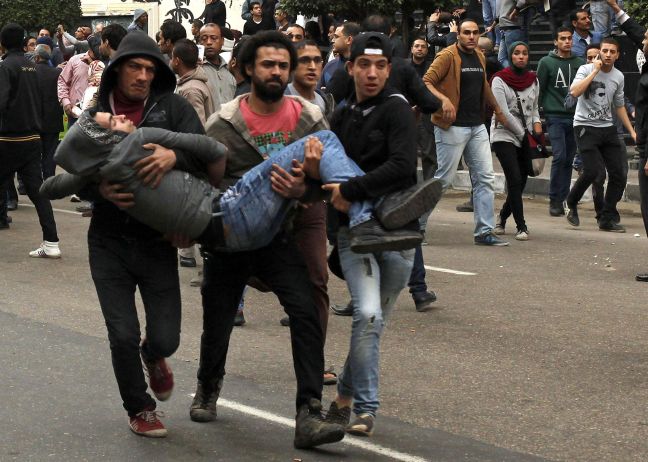 Δεκατέσσερις νεκροί σε συγκρούσεις ανάμεσα σε φιλάθλους και αστυνομία στο Κάιρο