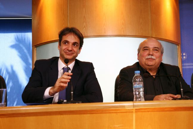 Μονομαχία Βούτση-Μητσοτάκη στη Βουλή για τους απολυμένους του δημοσίου