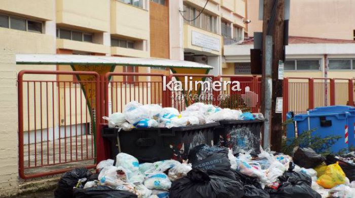 Βουνά με σκουπίδια έξω από σχολείο στην Τρίπολη