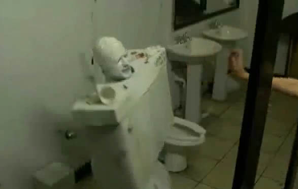Η πιο τρελή φάρσα σε γυναικείες τουαλέτες