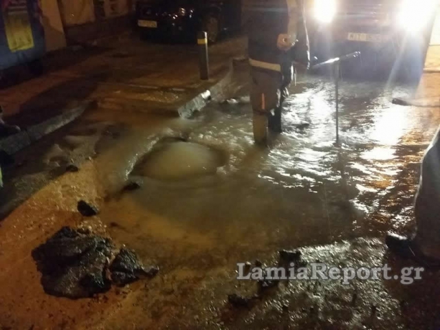 Έσπασε αγωγός στο κέντρο της Λαμίας