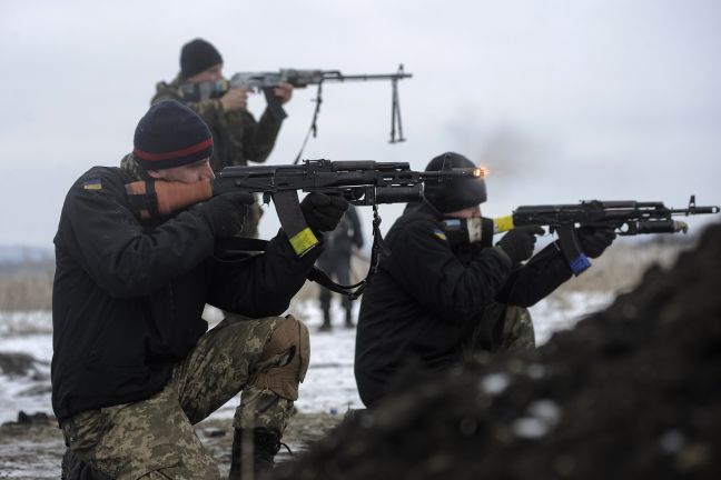 Επανεξετάζεται το ενδεχόμενο αποστολής όπλων στο Κίεβο