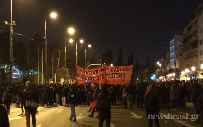 Σε εξέλιξη η αντιφασιστική πορεία