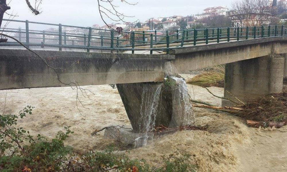 Εκκενώνονται χωριά στην Άρτα