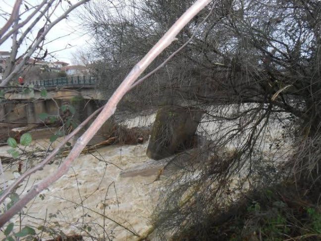 Εφικτή η αποκατάσταση της γέφυρας στην Πλάκα