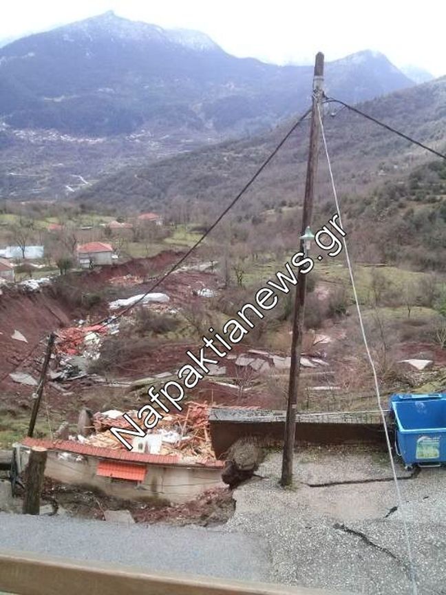 Οι κατολισθήσεις κατέστρεψαν σπίτια στη Ναυπακτία