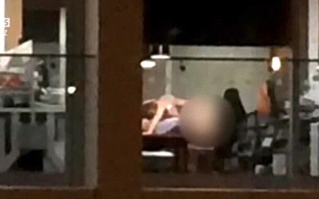 Έκαναν σεξ στο γραφείο και όλη η παμπ τούς έπαιρνε… μάτι