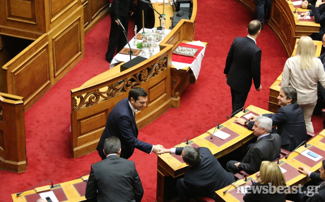 Η πρώτη παγωμένη χειραψία Τσίπρα-Σαμαρά