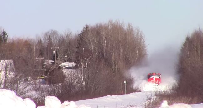 Τρένο διασχίζει μανιασμένο όγκους από χιόνι