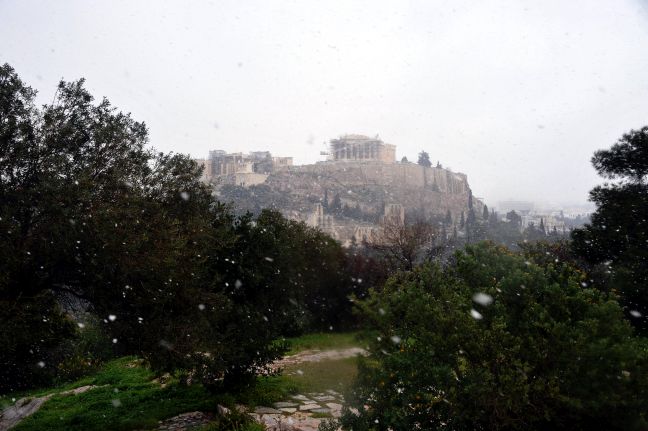 Χιονίζει και στο κέντρο της Αθήνας