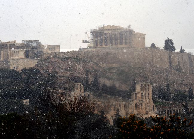 Χιόνι πέφτει και στην Ακρόπολη