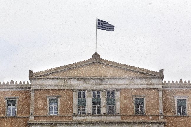 «Δεν ξέρουμε αν είναι καλός οιωνός, αλλά χιονίζει στην Αθήνα»