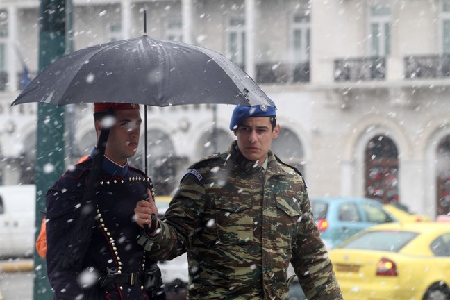 Σε κλοιό χιονιά και παγετού η χώρα