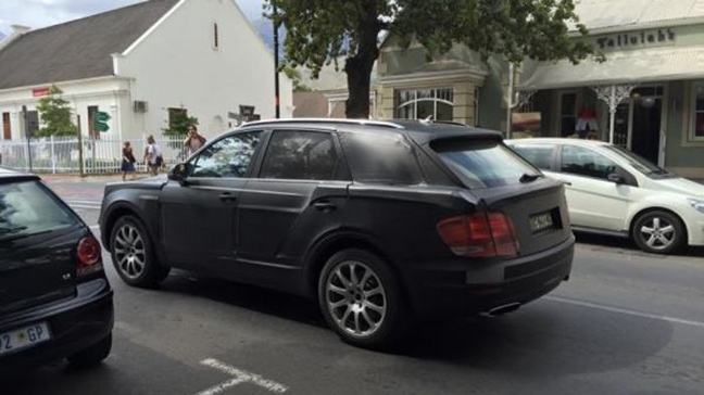 Το νέο SUV της Bentley «συνελήφθη» σε δοκιμές