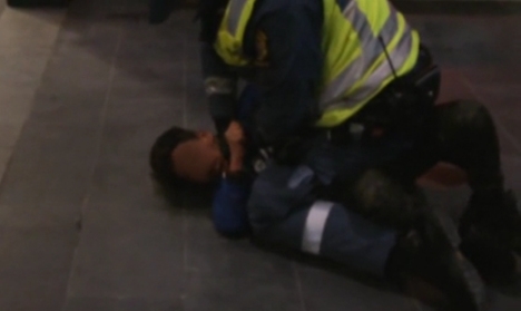 Αστυνομικός ξυλοκοπεί 9χρονο αγόρι επειδή δεν είχε εισιτήριο