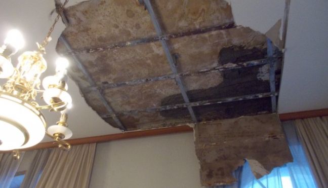 Έπεσε η οροφή στο γραφείο του δημάρχου Ηρακλείου