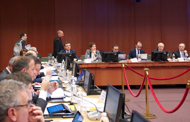 Με την απειλή της μη πληρωμής του ΔΝΤ η κυβέρνηση στο Eurogroup