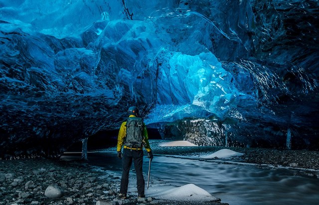 Παγωμένα σπήλαια κάτω από έναν παγετώνα