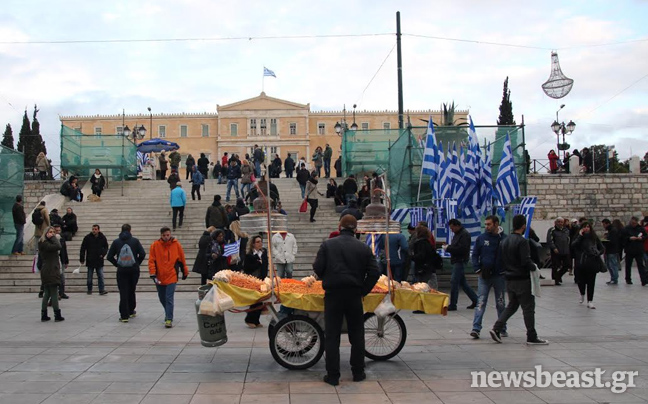 Σε θέσεις μάχης οι πλανόδιοι πωλητές στο Σύνταγμα