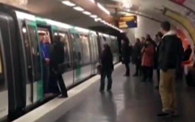 Οπαδοί της Τσέλσι πετούν από το μετρό έναν μαύρο επιβάτη