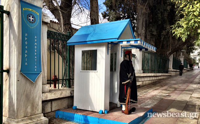 Τα χειμωνιάτικα… αξεσουάρ της προεδρικής φρουράς