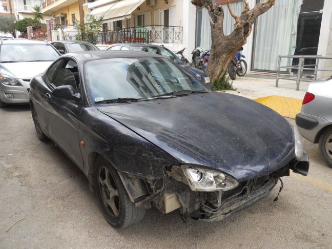 Τσαντάκηδες εμπλέκονται σε τροχαίο με εγκατάλειψη