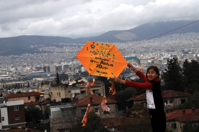 Ο καιρός δεν εμπόδισε τους χαρταετούς στο λόφο του Φιλιπάππου