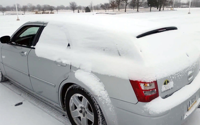 Πώς να ρίξετε το χιόνι από το αυτοκίνητο με&#8230; ένα τραγούδι