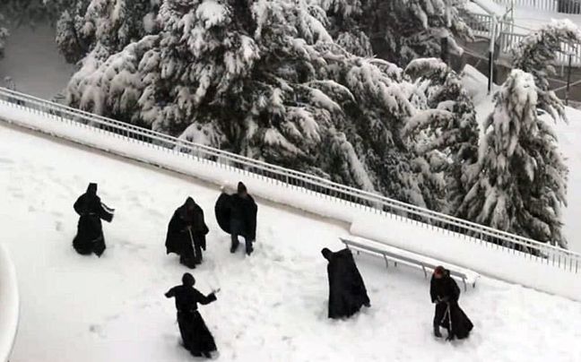 Καλόγεροι παίζουν&#8230; χιονοπόλεμο