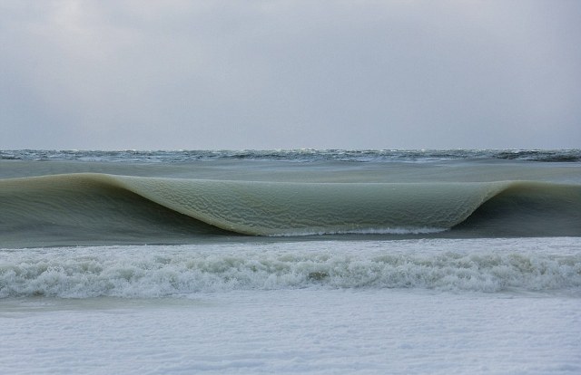 Ημιπαγωμένα κύματα σκάνε στις ακτές της Νέας Αγγλίας!