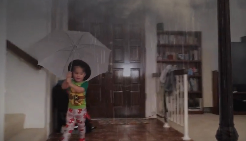 Χορεύοντας στην βροχή μέσα στο σπίτι!