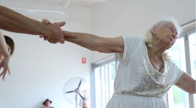 Μια χορεύτρια ετών 100