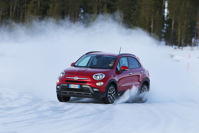 To FIAT 500X δοκιμάζεται σε παγωμένη λίμνη