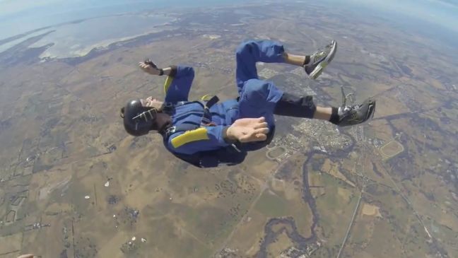 Παθαίνει επιληψία την ώρα που κάνει sky diving