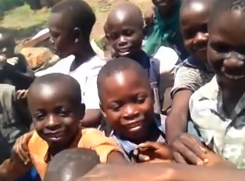 Παιδιά από το Κονγκό αγγίζουν για πρώτη φορά λευκό άντρα