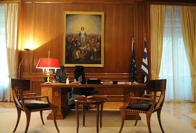 Ο Τσίπρας αποκαθήλωσε τον… πίνακα Σαμαρά στο Μαξίμου