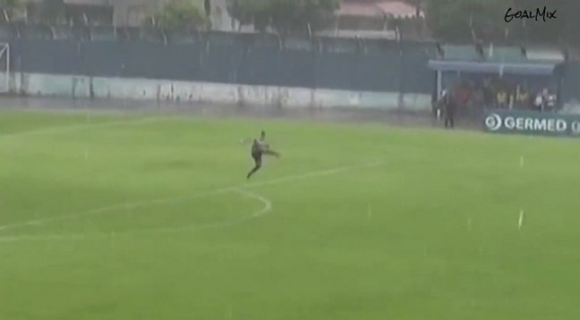 Απίστευτο γκολ από βολέ!