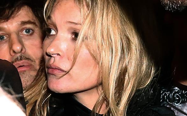 Λιώμα από το μεθύσι η Kate Moss