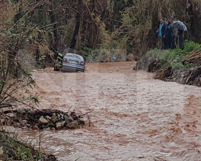 Χείμαρρος παρέσυρε αυτοκίνητο με ηλικιωμένο οδηγό