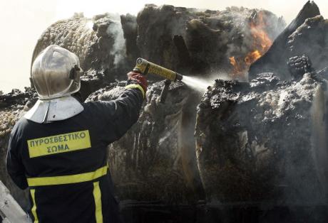 Φωτιά σε εν κινήσει φορτηγό στην Πατρών-Κορίνθου