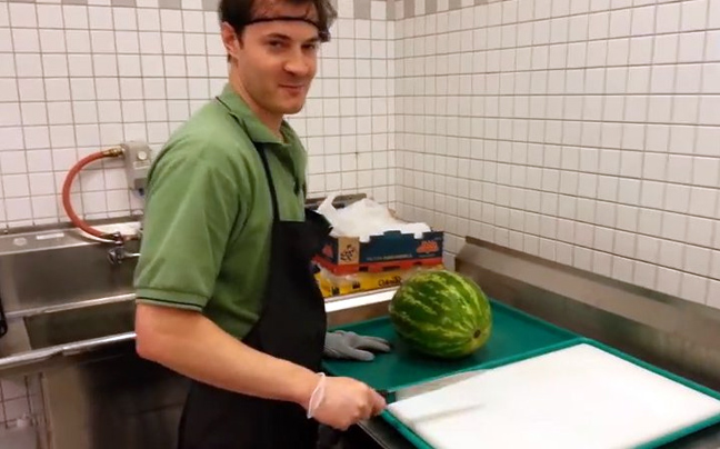 Πώς να κόψετε ένα καρπούζι σε 21 δευτερόλεπτα