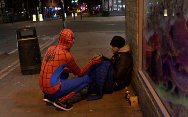 Ο Spiderman μοιράζει φαγητό σε άστεγους