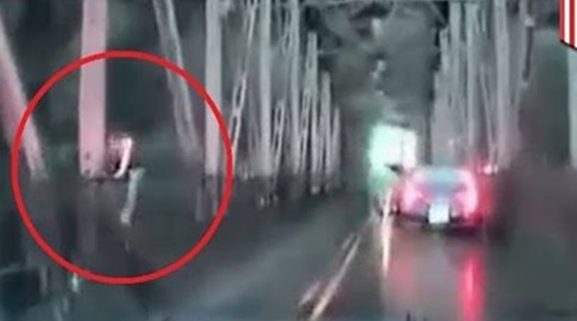 Αυτοπυρπολήθηκε, τράκαρε και πήδηξε από γέφυρα 12 μέτρων