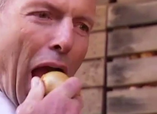 Ο αυστραλός πρωθυπουργός έφαγε ένα κρεμμύδι μπροστά στις κάμερες