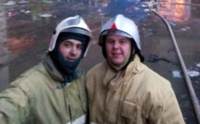 Πυροσβέστες έβγαλαν selfie μπροστά από φλεγόμενο κτίσμα