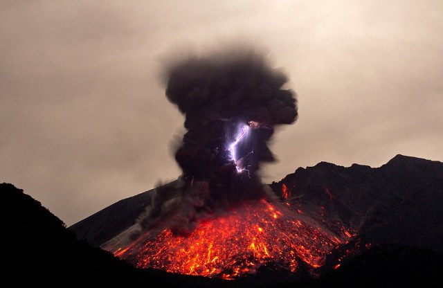 Σπάνιες εικόνες από ηφαιστειακές αστραπές