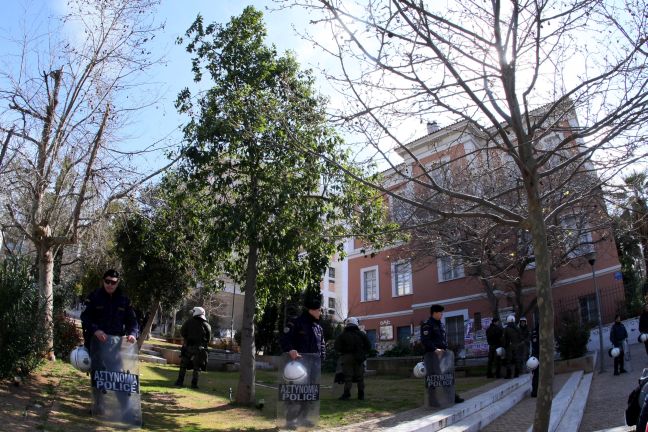 Αποχωρούν οι αντιεξουσιαστές από τη Νομική